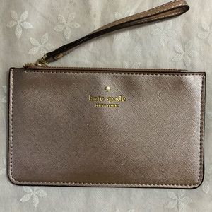 Kate Spade Metallic Rose Gold Wristlet 💗♠️